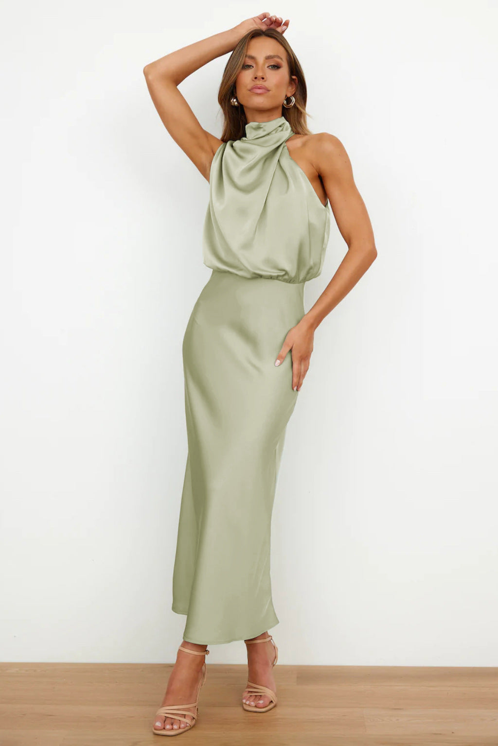 Vestido Midi Satinado Verde con Cuello Halter