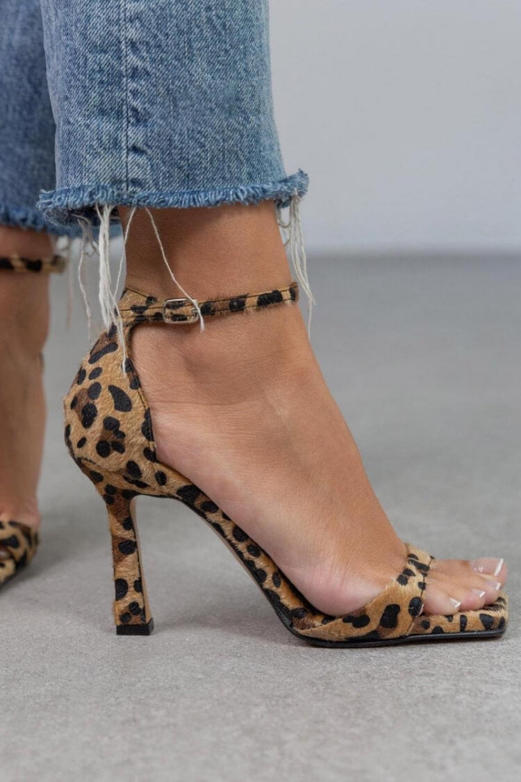 Sandalias de mujer – Elegancia salvaje con tacón alto