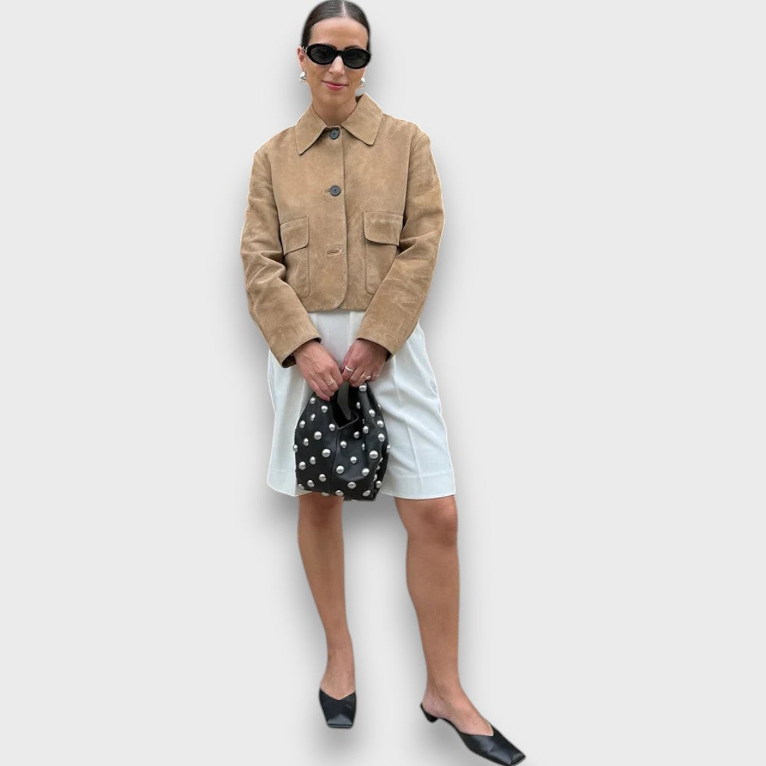 Chaqueta “Alba” – Sofisticación minimalista en ante