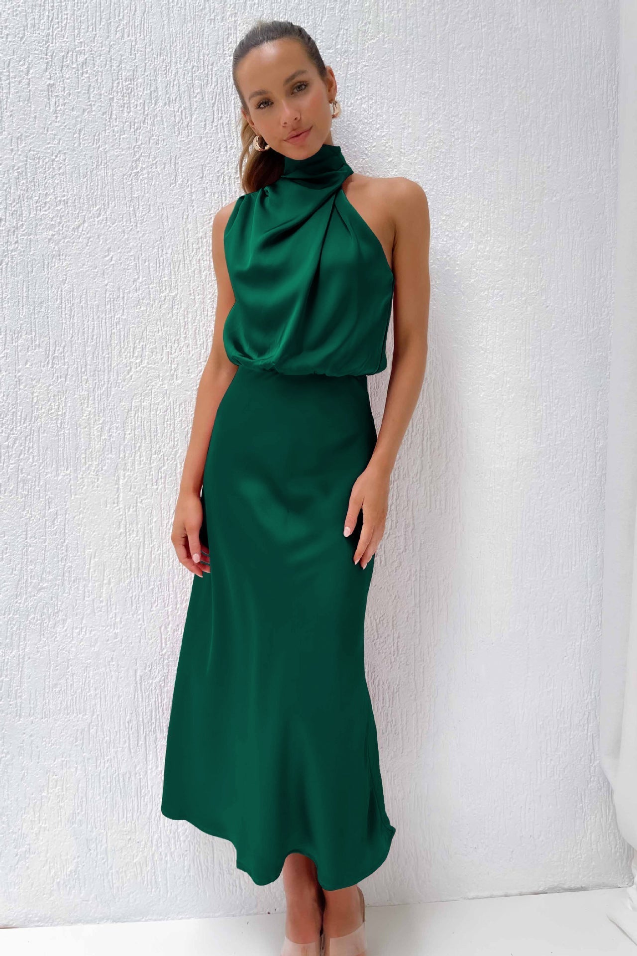 Vestido Midi Satinado Verde con Cuello Halter