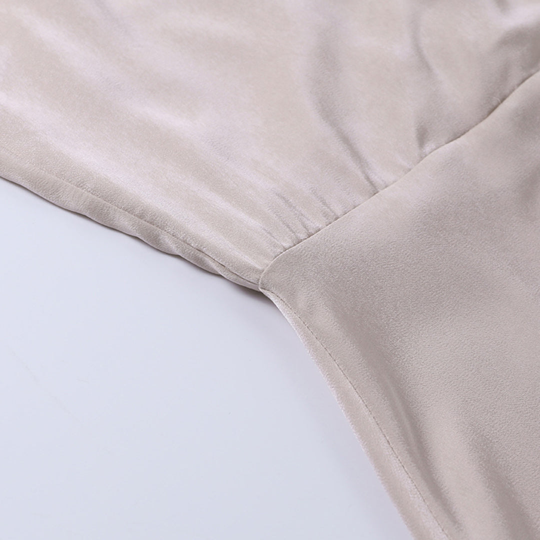 Vestido Negro de Tirantes con Abertura – Elegancia Atemporal