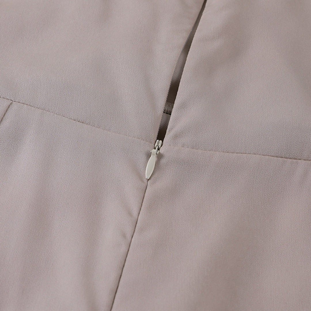 Vestido Negro de Tirantes con Abertura – Elegancia Atemporal