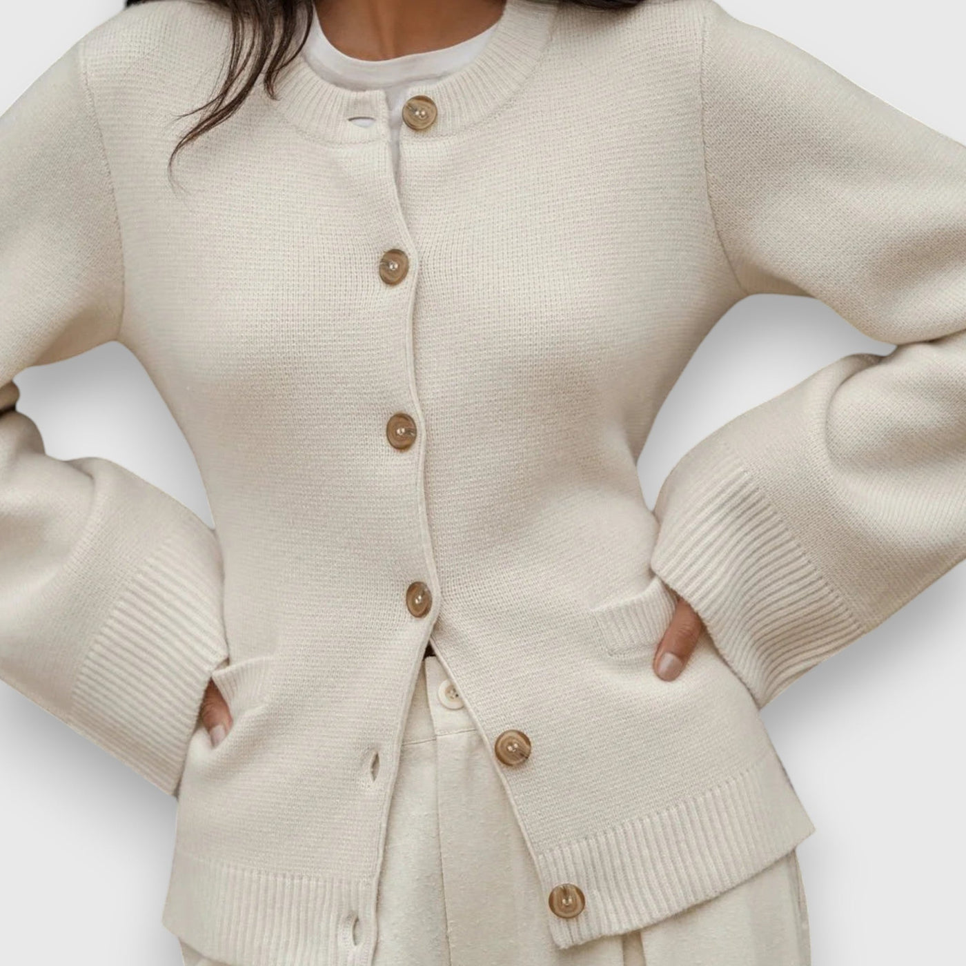 Cárdigan “Nadine” – Elegancia suave y atemporal