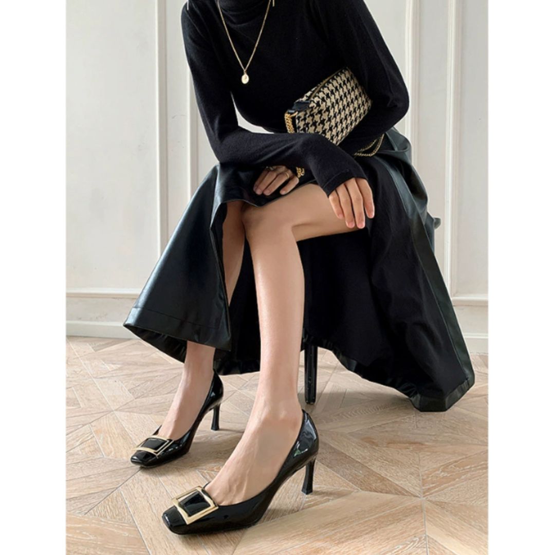 Zapatos de tacón elegantes con detalle de hebilla dorada