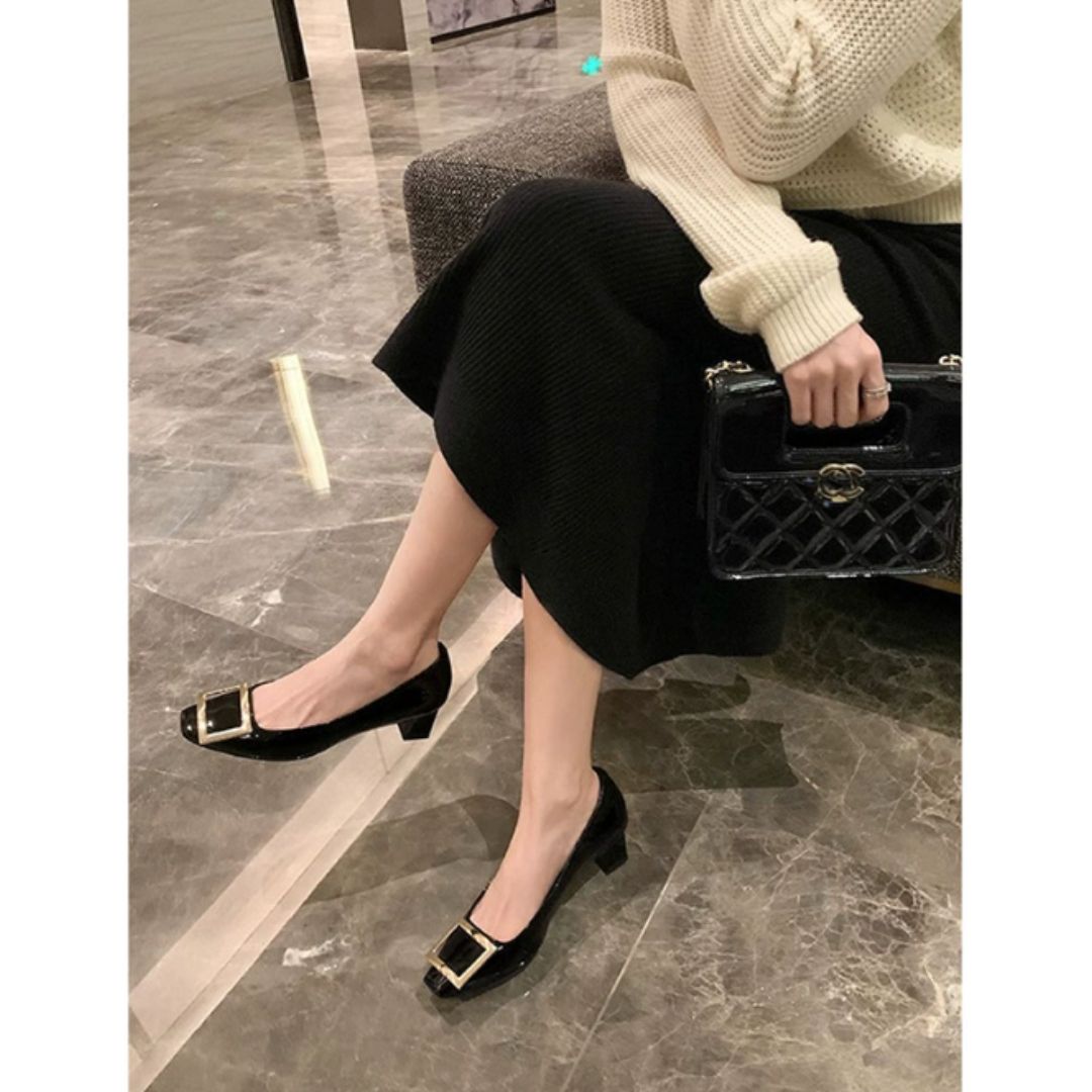 Zapatos de tacón elegantes con detalle de hebilla dorada