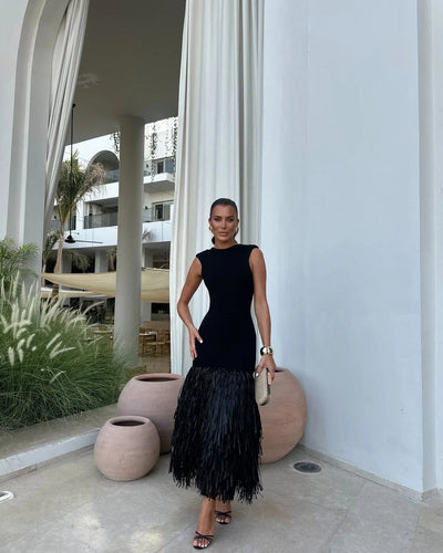 Vestido Midi Negro con Flecos – Elegancia y Movimiento