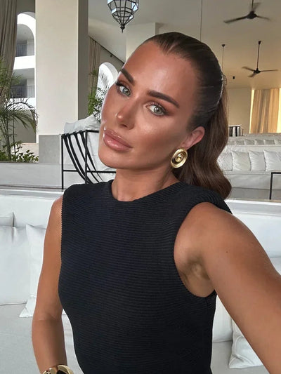 Vestido Midi Negro con Flecos – Elegancia y Movimiento