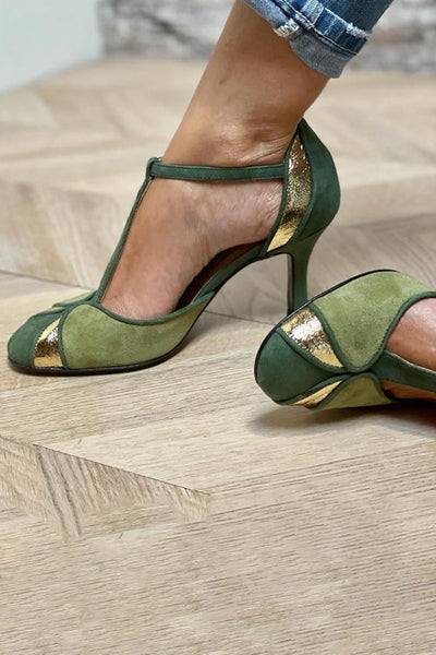 Zapatos de tacón verde con tira T y detalles dorados