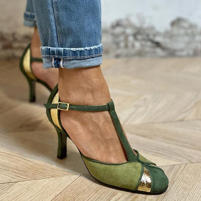 Zapatos de tacón verde con tira T y detalles dorados