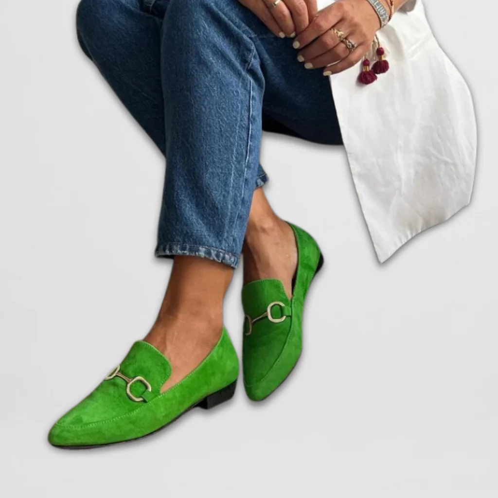 Mocasines Verdes con Detalle Metálico – El Color que Marca Tendencia