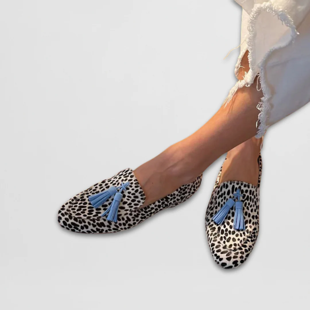 Mocasines Animal Print con Borlas Azules – Elegancia con Toque Moderno