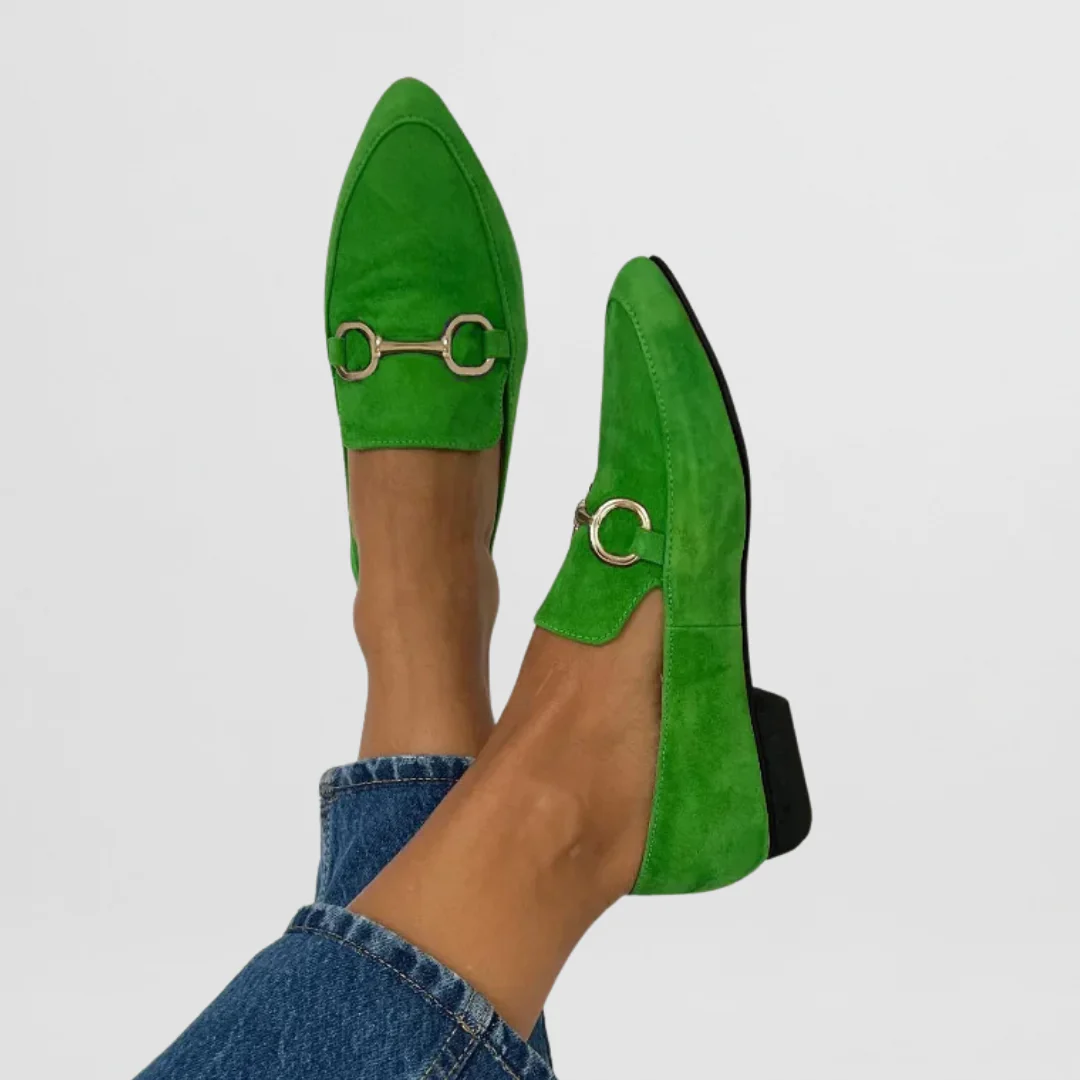 Mocasines Verdes con Detalle Metálico – El Color que Marca Tendencia
